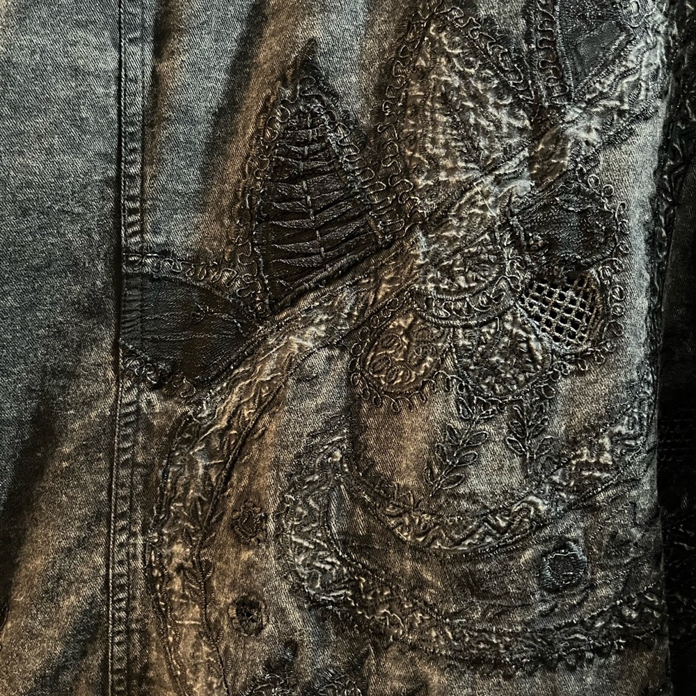 Chico's light weight Black Jean Jacket embroidered details size 3 - Picture 4 of 7